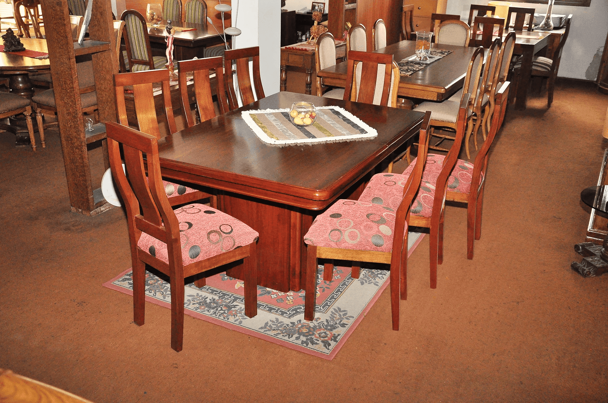 Mesa de comedor con sillas