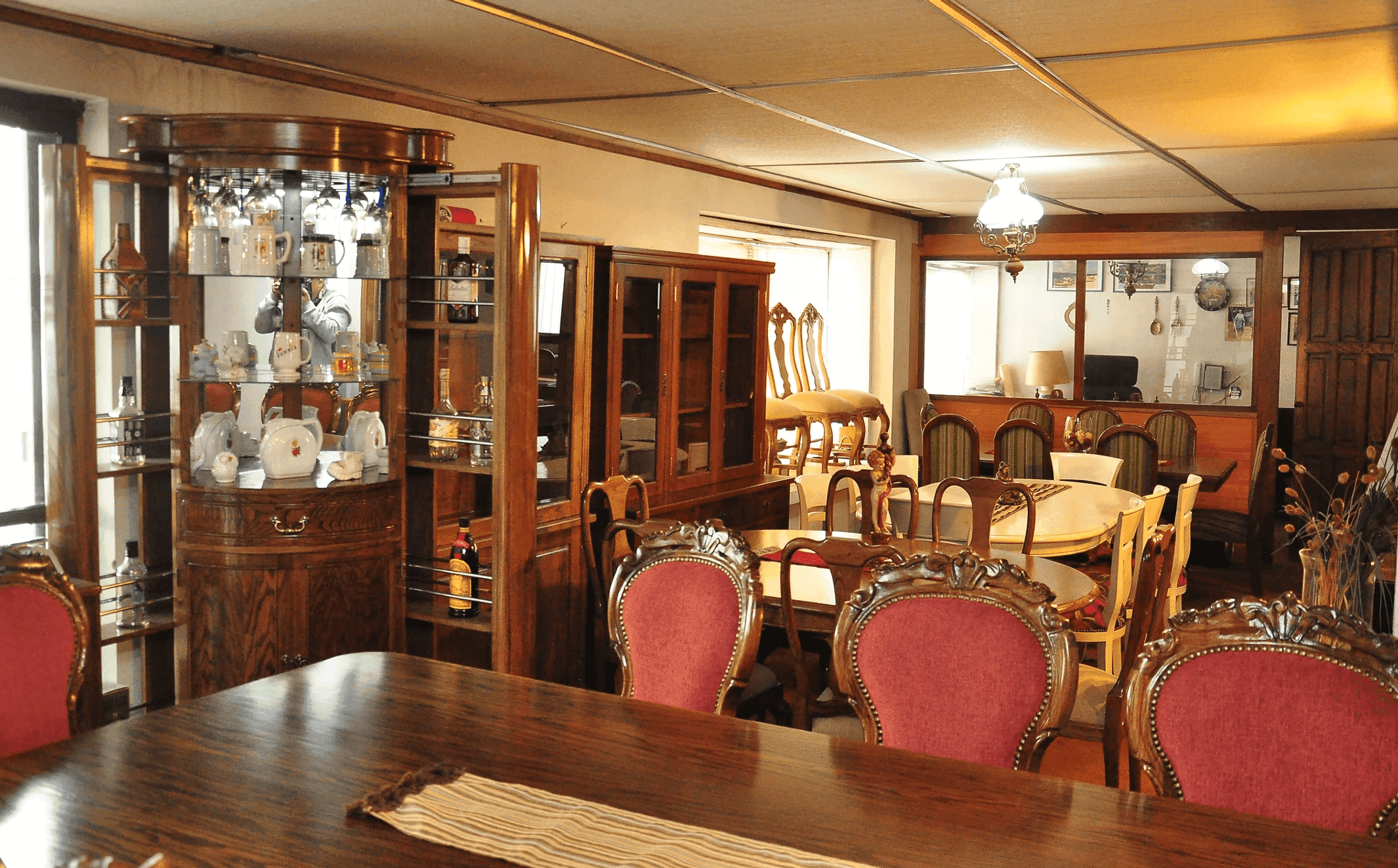 Estantes y bar para comedor