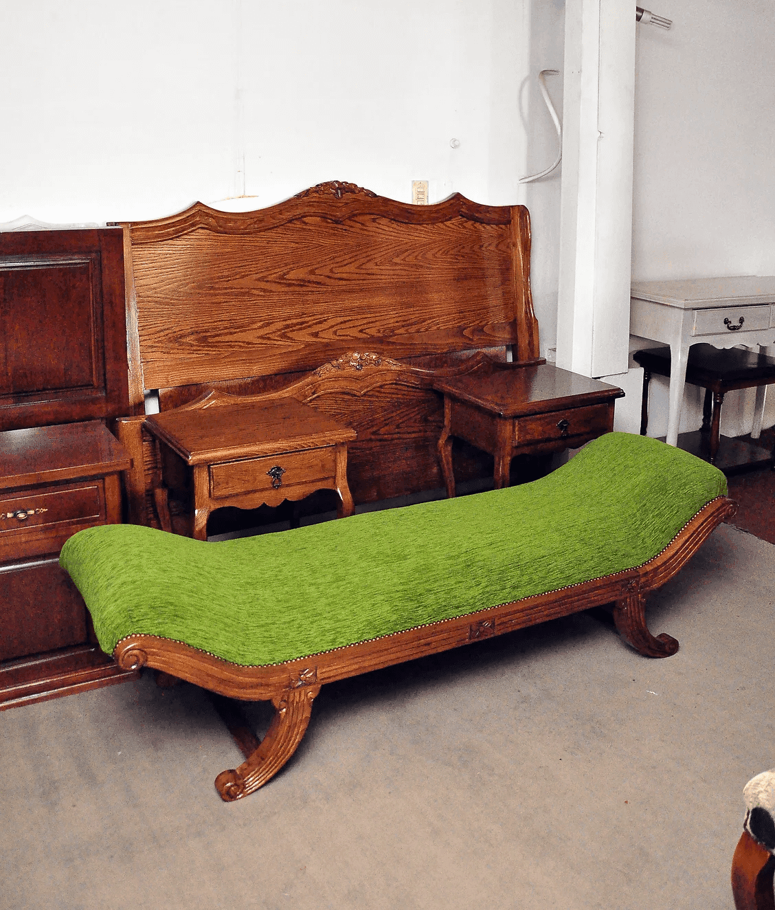 Sillón verde con veladores