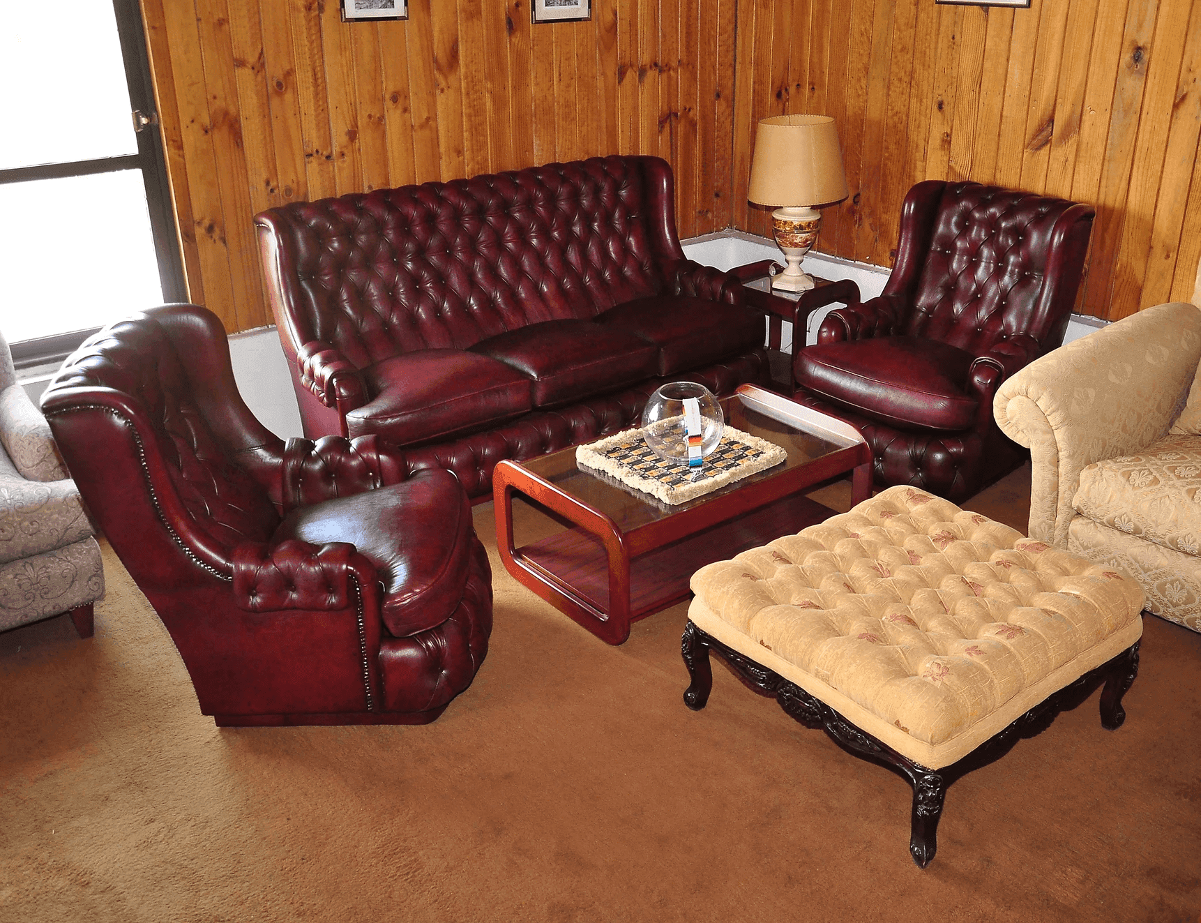 Sillón y silla de cuero